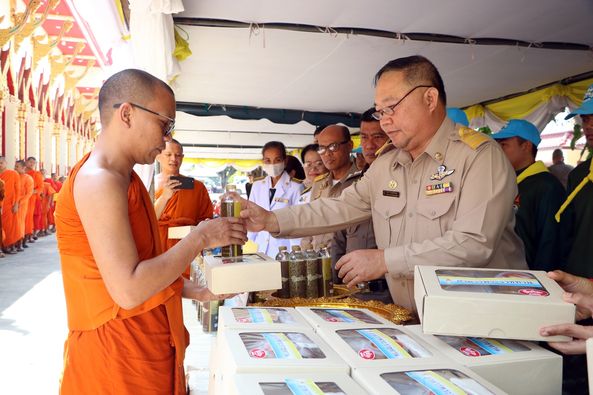 พิธีถวายภัตตาหารและเครื่องเขียนพระราชทานของพระบาทสมเด็จพระเจ ... Image 1