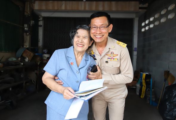 ลงพื้นที่มอบเกียรติบัตร โครงการ อสม. นักรบเสื้อเทาคุ้มภัยชุม ... รูปภาพ 1