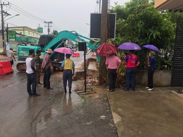 ติดตามการวางท่อระบายน้ำบริเวณผิวจราจรสี่แยกตาปานและตามซอยใกล ... Image 1