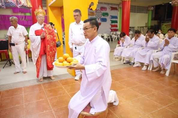 เทศบาลนครสุราษฎร์ธานี ร่วมพิธีสวดมนต์ เดินธูป งานเทศกาลถือศี ... รูปภาพ 1