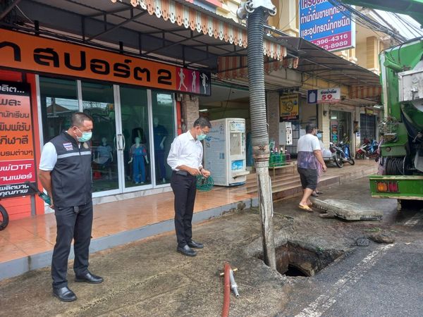 นายกฯแป๊ะลงพื้นที่ติดตามการดูดล้างท่อป้องกันน้ำท่วม ถนนพ่อขุ ... Image 1