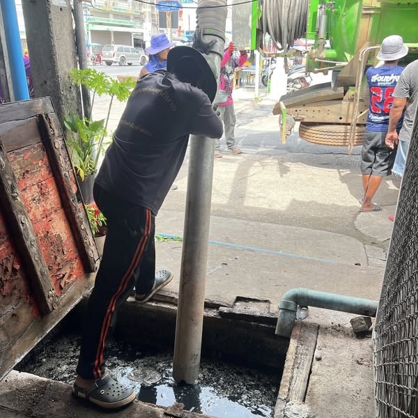 เทศบาลนครสุราษฎร์ธานี ดำเนินการดูดลอกท่อระบายน้ำ บริเวณซอยตล ... รูปภาพ 1