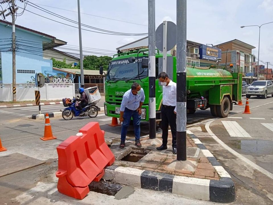 นายกฯแป๊ะ ลงพื้นที่สำรวจทางระบายน้ำ บริเวณถนนชนเกษม 27 Image 1