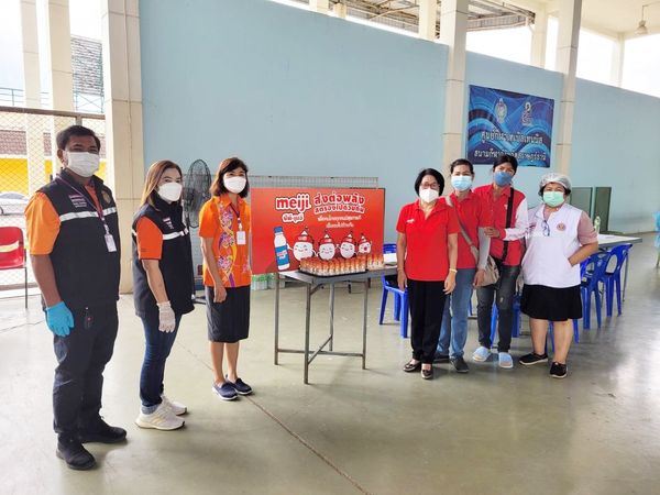 ทน.สฎ.รับมอบเครื่องดื่มจากซีพี-เมจิ meiji Image 1
