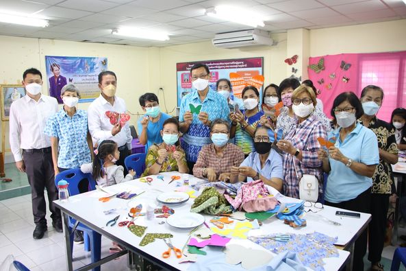 เทศบาลนครสุราษฎร์ธานี ร่วมใจประดิษฐ์ผีเสื้อจากผ้าไทย เพื่อนำ ... Image 1
