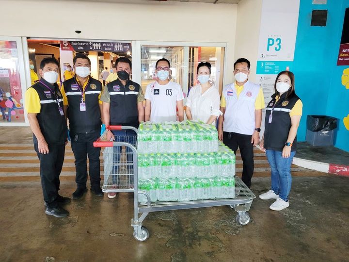 ทน.สฎ.รับมอบน้ำดื่มจากคุณณัฐวุฒิ พลายด้วง และครอบครัว Image 1