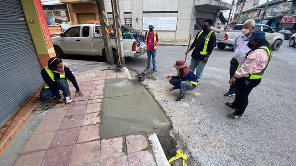 ปรับปรุงทางเท้า ทางขึ้น-ลง ของคนพิการบริเวณสี่แยกทางเข้าวัดไ ... Image 1