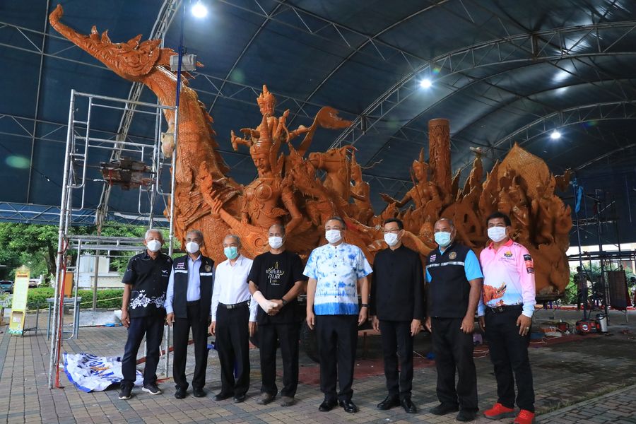 ผู้ว่าฯ พร้อม นายกเทศมนตรีฯ ลงพื้นที่พบปะทีมช่างหล่อเทียน ฑู ... Image 1