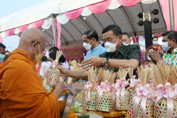 พิธีทำบุญตักบาตร เริ่มต้นปีใหม่ไทยด้วยความเป็นสิริมงคล Image 1