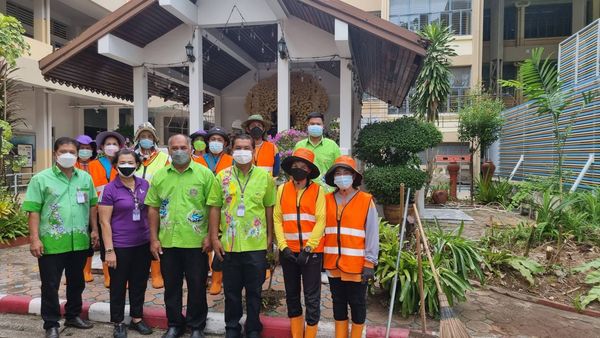 ทน.สฎ. ร่วมพัฒนาทำความสะอาดวิทยาลัยอาชีวฯ Image 1