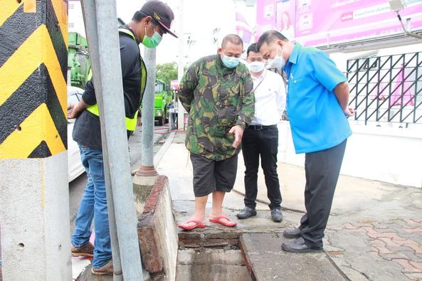 บรรยากาศดูดล้างท่อระบายน้ำข้างธนาคารออมสิน Image 1