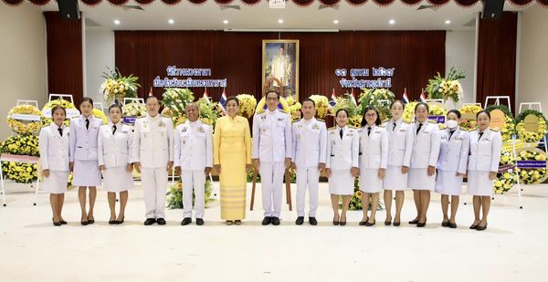 เทศบาลนครสุราษฎร์ธานี ร่วมพิธีวางพวงมาลา เนื่องใน “วันนวมินท ... รูปภาพ 1