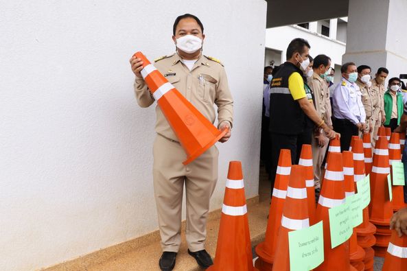 รับมอบกรวยยางจราจรที่ผลิตจากน้ำยางพารา จากการยางแห่งประเทศไท ... Image 1