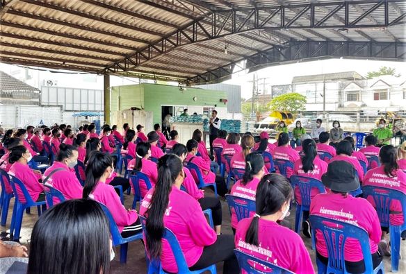 นายกฯ แป๊ะ พบปะให้กำลังใจ พร้อมขอบคุณทีมงานเบื้องหลังความสะอ ... Image 1