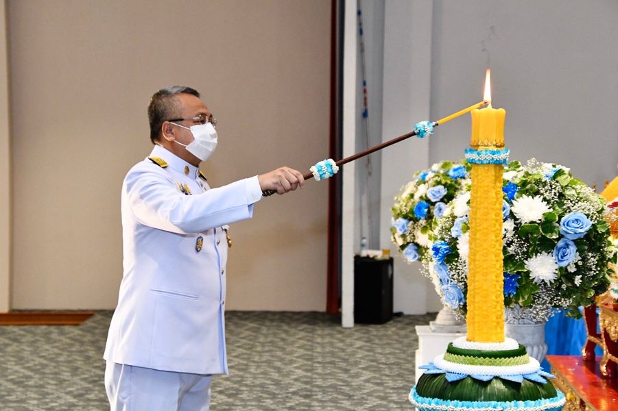 พิธีถวายเครื่องราชสักการะวางพานพุ่ม จุดเทียนถวายพระพรชัยมงคล Image 1