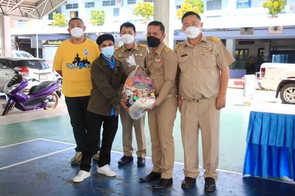 บรรยากาศ เทศบาลนครสุราษฎร์ธานี รวมพลัง ส่งมอบถุงยังชีพแก่พี่ ... Image 1