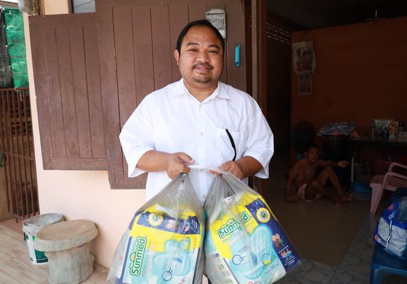 ลงพื้นที่บริการทำบัตรประจำตัวคนพิการที่บ้านและมอบผ้าอ้อมสำหร ... Image 1