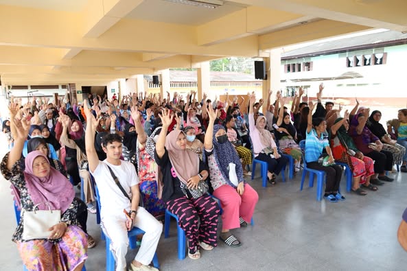 ประชุมประชาคม รับรองข้อมูลผู้ประสบอุทกภัย ในเขตเทศบาลนครสุรา ... รูปภาพ 1