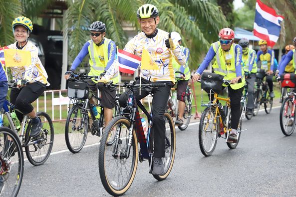 ปั่นจักรยานสืบสานพระราชปณิธาน "Bike for earth" เทิดไท้องค์รา ... รูปภาพ 1
