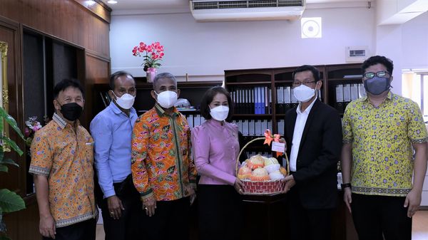 ผู้อำนวยการโรงเรียนสุราษฎร์พิทยาเข้าแสดงความยินดี Image 1