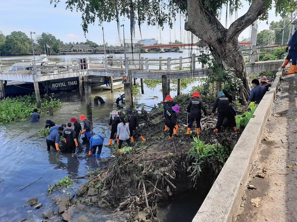 ใช้เรือท้องแบนดับเพลิงช่วยไล่ต้อนกองผักตบชวาอีกทางหนึ่ง Image 1