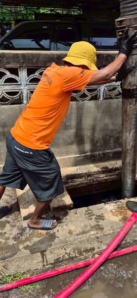 เทศบาลเข้าปฏิบัติการดูดลอกท่อระบายน้ำอย่างต่อเนื่อง รูปภาพ 1