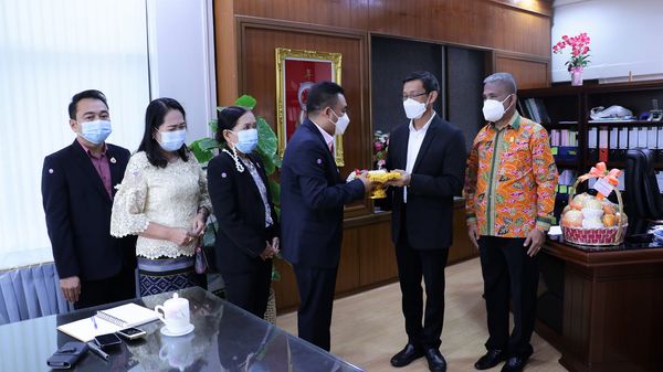 ผอ.โรงเรียนสุราษฎร์ธานี เข้าพบนายกฯ Image 1