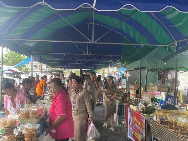 ขอเชิญชวนมาช้อปสินค้า “ตลาดนัดเทศบาลนครสุราษฎร์ธานี” วันอังค ... Image 1