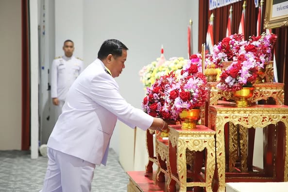 พิธีวางพานพุ่มดอกไม้เนื่องในวันที่ระลึกพระบาทสมเด็จพระพุทธเล ... Image 1