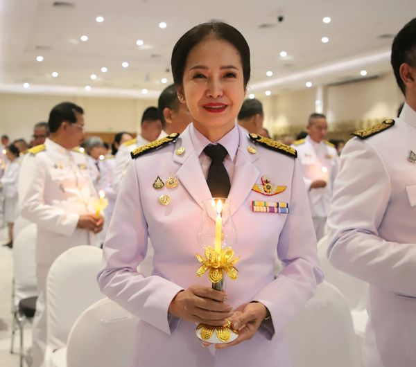 พิธีถวายเครื่องราชสักการะและวางพานพุ่ม และพิธีจุดเทียนถวายพร ... รูปภาพ 1