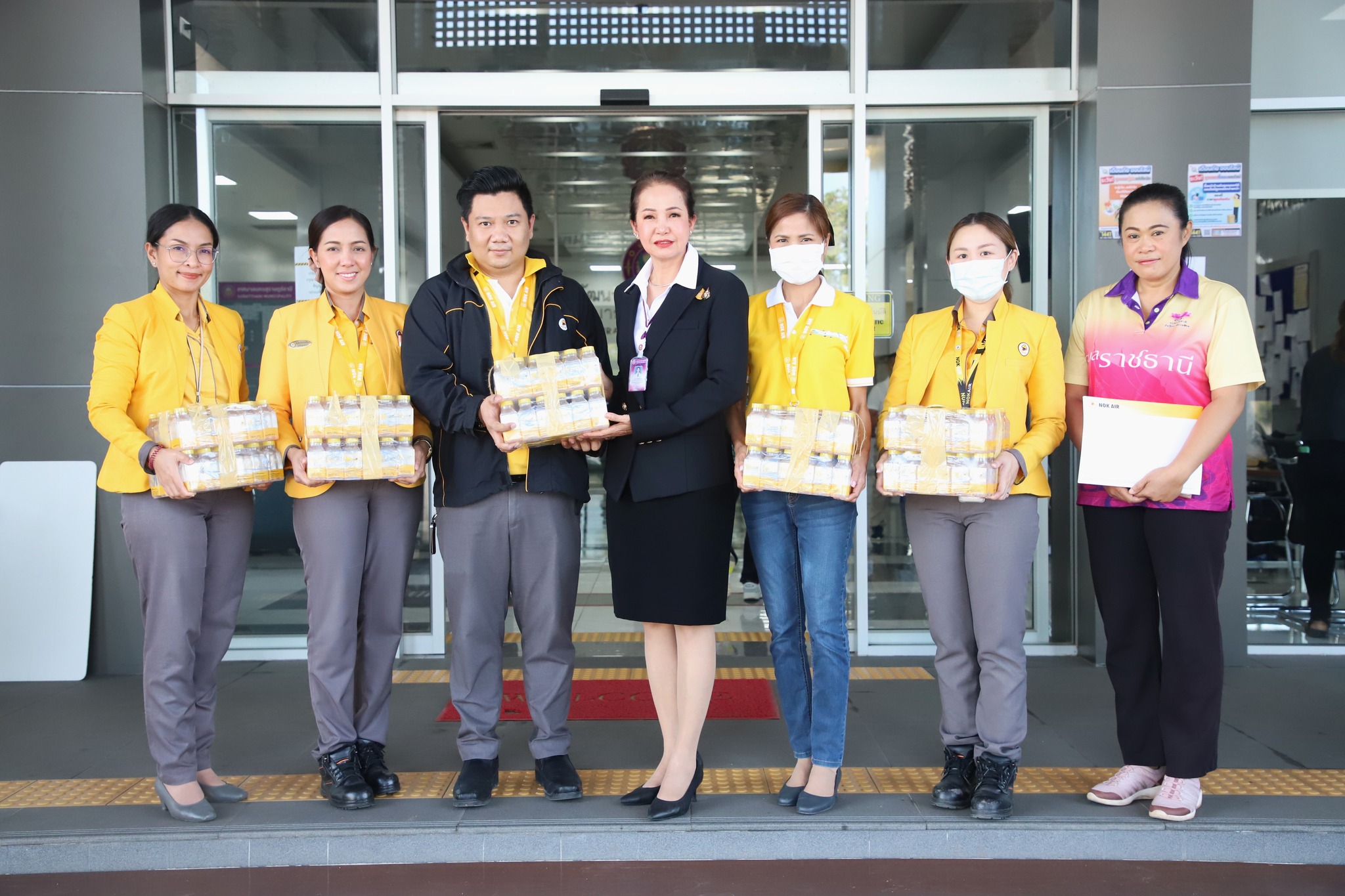 เทศบาลนครสุราษฎร์ธานี รับมอบของจากผู้สนับสนุนงานประเพณีชักพร ... Image 1