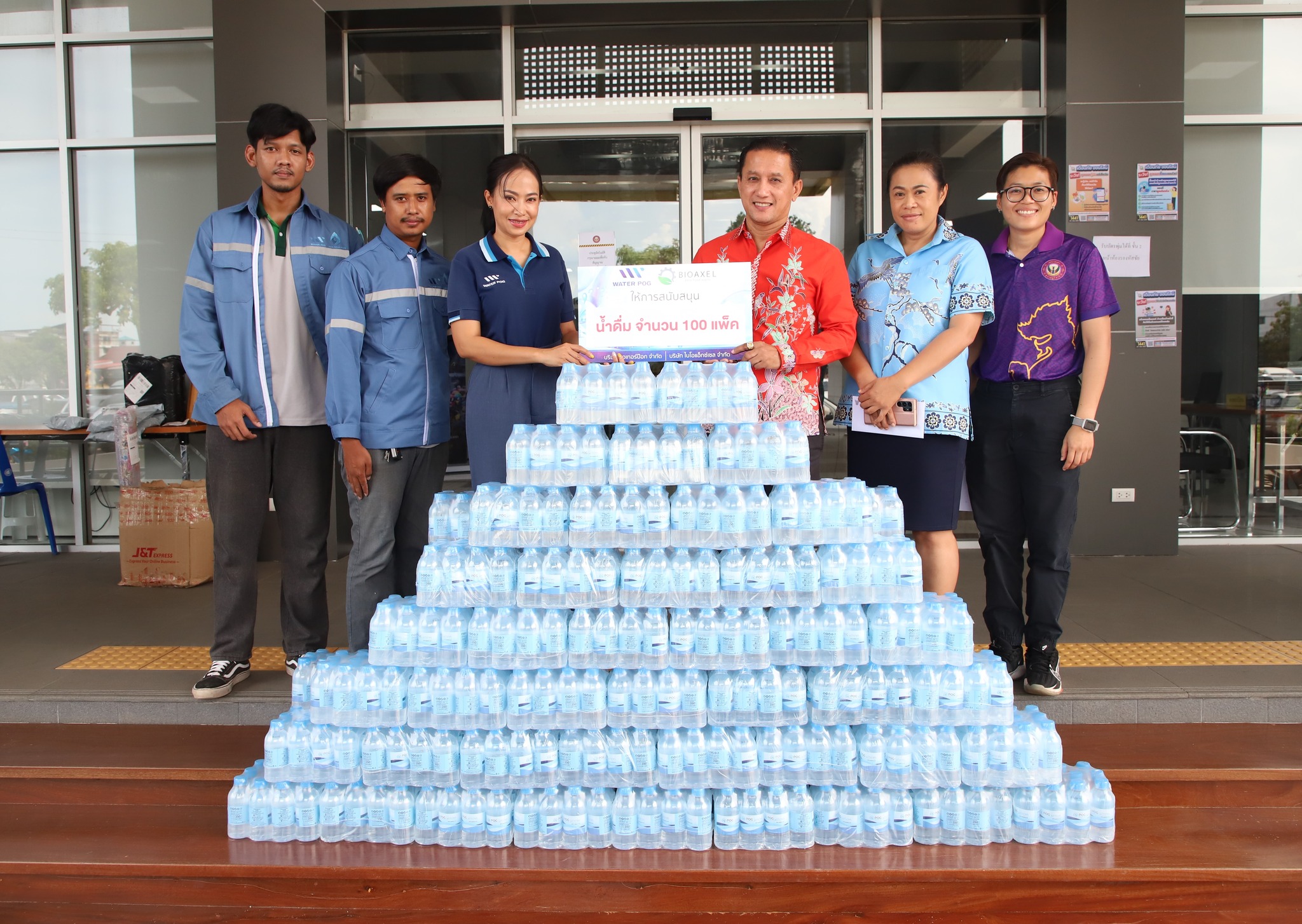 บริษัท วอเทอร์ป๊อก จำกัด ได้มอบน้ำดื่มสนับสนุนงานประเพณีชักพ ... Image 1