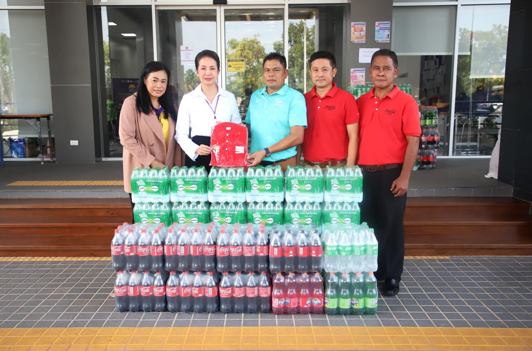 เทศบาลนครสุราษฎร์ธานี รับมอบของจากผู้สนับสนุนงานประเพณีชักพร ... รูปภาพ 1