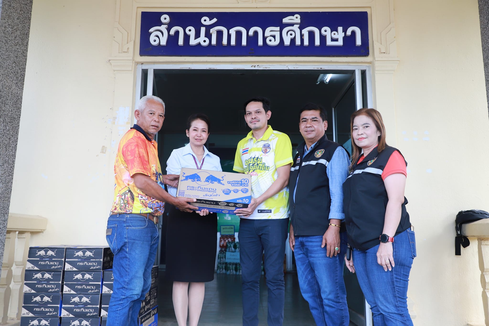 เทศบาลนครสุราษฎร์ธานี รับมอบของจากผู้สนับสนุนงานประเพณีชักพร ... รูปภาพ 1