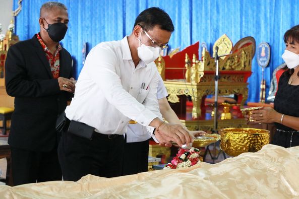 ร่วมรดน้ำศพมารดานายสมพล พรหมเจียม ผู้อำนวยการแขวงทางหลวงสุรา ... Image 1