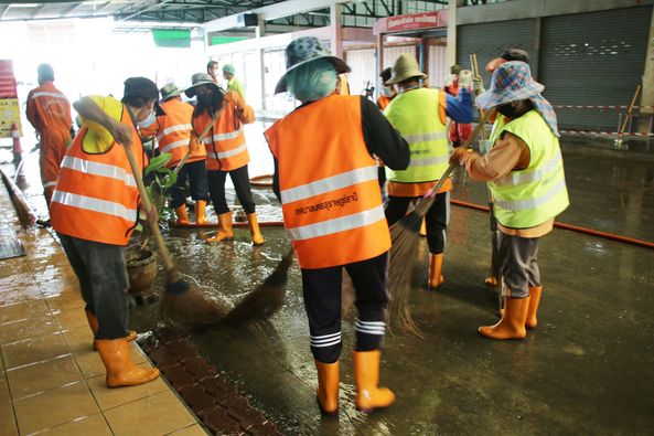 ทำความสะอาดฉีดล้างตลาด และฉีดยาฆ่าเชื้อ ในบริเวณตลาดไดมอนด์ Image 1