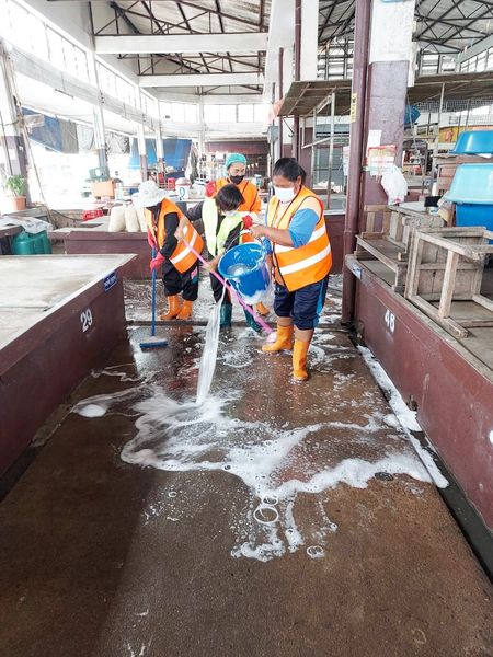 ล้างทำความสะอาดและฉีดพ่นยาฆ่าเชื้อตลาดกอบกาญจน์ รูปภาพ 1