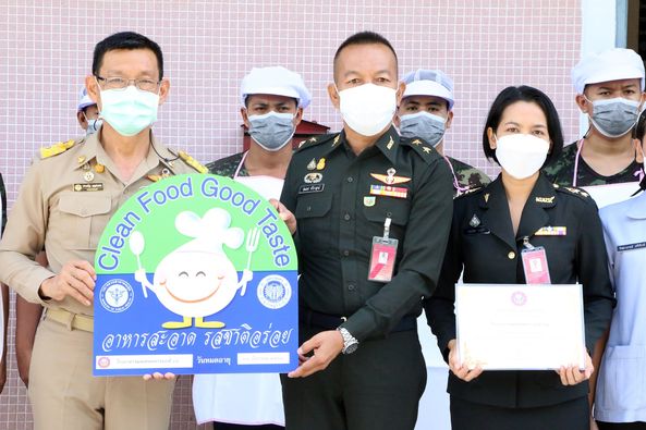 ทน.สฎ.ลงพื้นที่ส่งมอบป้าย Clean Food Good Taste ให้กับโรงอาห ... Image 1