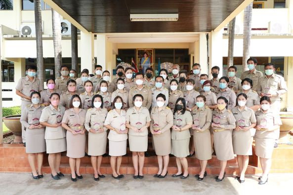 มอบโล่ให้กับผู้ที่ได้รับคัดเลือกเป็นบุคลากรดีเด่น Image 1