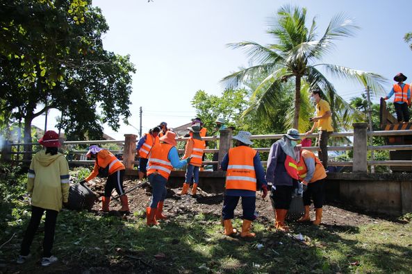 ทน.สฎ.ร่วมพัฒนาดำเนินการทำความสะอาดตลาดล่างซอย๒๔ รูปภาพ 1
