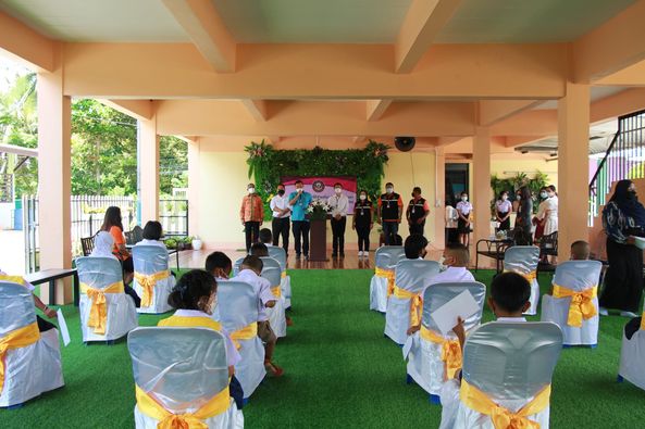 มอบเงินช่วยเหลือเด็กนักเรียนยากจนหรือดอยโอกาสโรงเรียนวัดท่าท ... Image 1