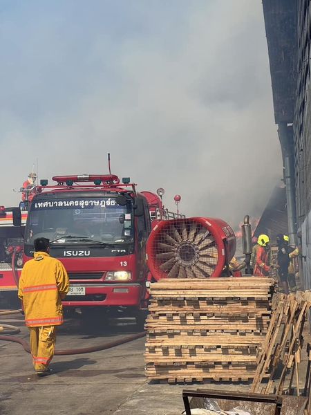 วันที่ 5 เมษายน 2567 เจ้าหน้าที่พร้อมรถดับเพลิง ฝ่ายป้องกันแ ... Image 1