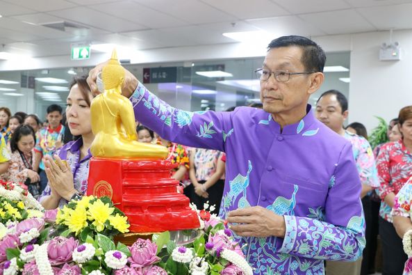 กิจกรรมรดน้ำขอพร สืบสานประเพณีสงกรานต์ ประจำปี 2567 รูปภาพ 1