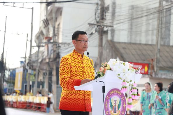 ชาวนครสุราษฎร์ร่วมขบวนแห่เรือพระพนมทางบก ในงานประเพณีชักพระ  ... Image 1