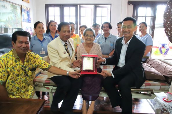 นายกแป๊ะมอบโล่ คุณยายอายุเกิน 100 ปี สุขภาพดีเยี่ยม รูปภาพ 1