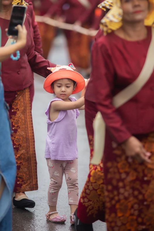ตามหาสาวน้อยลากเรือพระในภาพ หากเห็นโพสนี้ ติดต่อเข้ามารับราง ... รูปภาพ 1