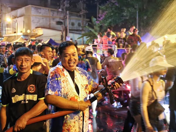 บรรยากาศในยามค่ำคืนของวันสงกรานต์ (13 เม.ย. 68) สุดมันส์ และ ... รูปภาพ 1