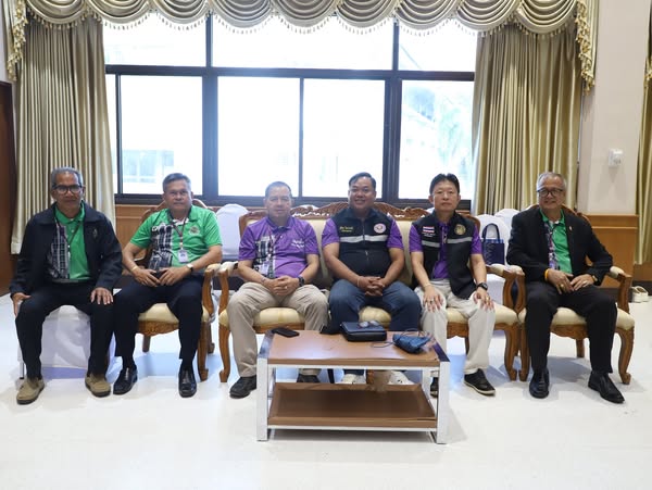 วันนี้ (10 พ.ค.68) เจ้าหน้าที่ประจำหน่วยเดินทางรับหีบเลือกตั ... รูปภาพ 1