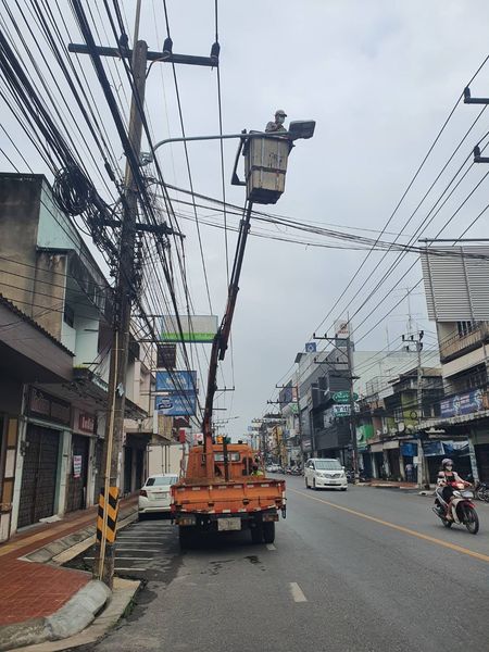 ทน.สฎ.ซ่อมแซมไฟส่องสว่างถนนชนเกษม Image 1
