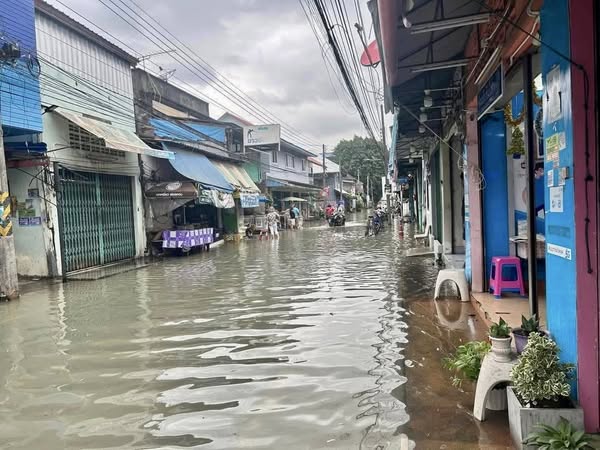 ปิดการจราจรชั่วคราว บริเวณถนนเส้นตลาดล่าง เนื่องจากมีน้ำทะเล ... รูปภาพ 1
